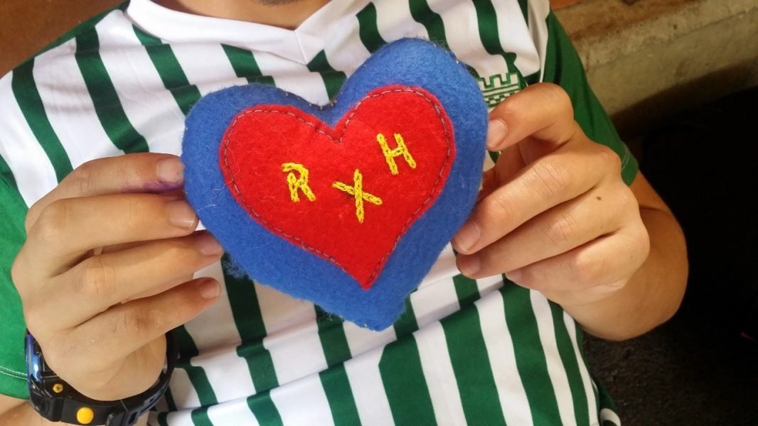 Antes yo era muy "tocado", no me alcanzan a decir nada y yo me "tocaba", y ahora pues no, a todo le doy una sonrisa y me ha servido mucho porque es que uno... Pues ya aprendí a que uno con todo no puede estar agresivo o algo; a todo hay que tenerle una paciencia y una calma”.